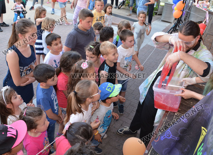 Деца видяха забавната страна на химията на площада