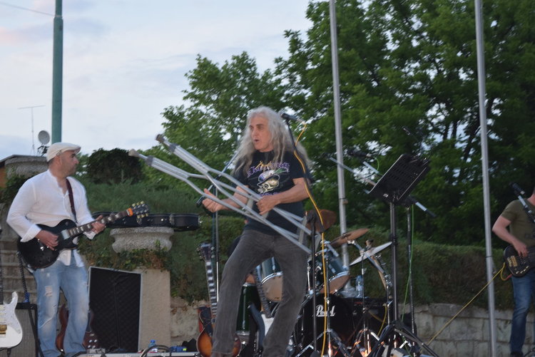 във  вихъра на музиката