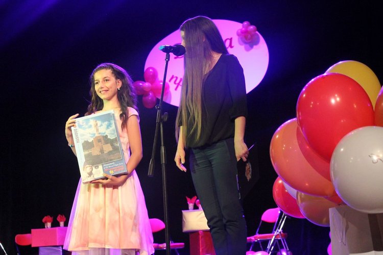 Д-р Здравкова подари на Даяна пъзел с лика на Света Богородица с пожеланието Божията майка да закриля и помага на българските деца