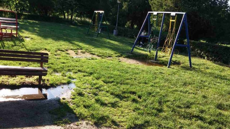 Детската площадка в парк "Вапцаров" потъна в кал, търсят причината