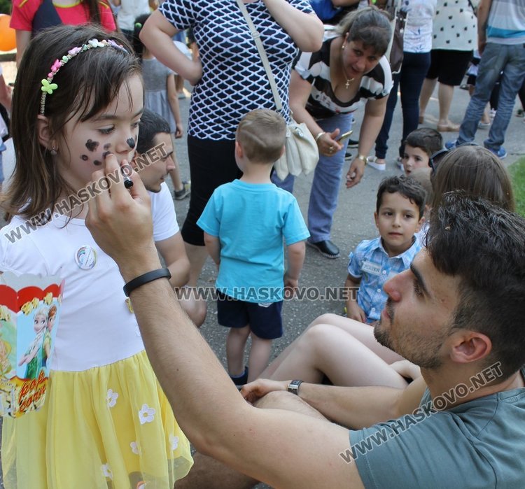 Деца превзеха кабинета на кмета Иво Димов на 1 юни