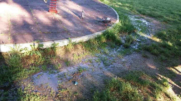 Детската площадка в парк "Вапцаров" потъна в кал, търсят причината
