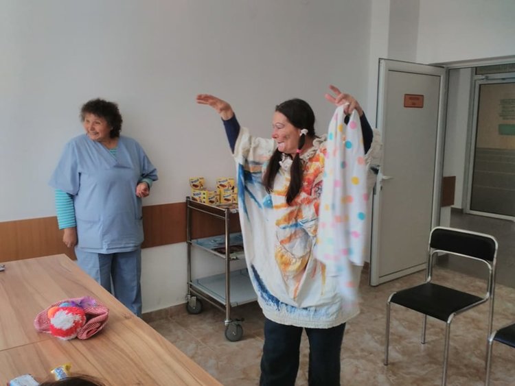 С лакомства и празнична програма изненадаха най-малките пациенти в МБАЛ Смолян