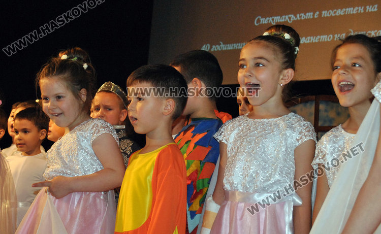 Невръстни актьори екзалтираха публиката в театъра за годишнината на „Иглика“