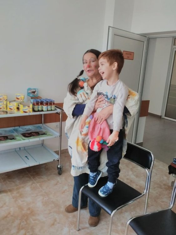 С лакомства и празнична програма изненадаха най-малките пациенти в МБАЛ Смолян