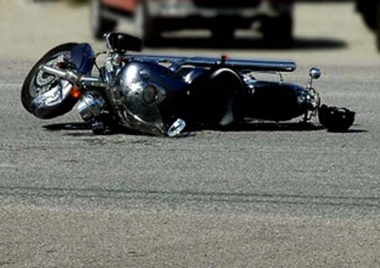 Мотоциклетист бе блъснат пред театъра,отърва се с контузии