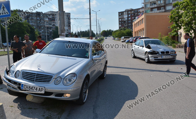 Автомеле в локалното на бул. Васил Левски, Мерцедес яхна бетонни конуси