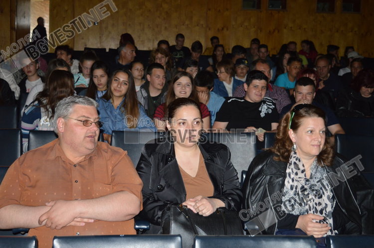 Младежки театър "Ирис" зарадва почитателите на Мелпомена с "Междучасия"