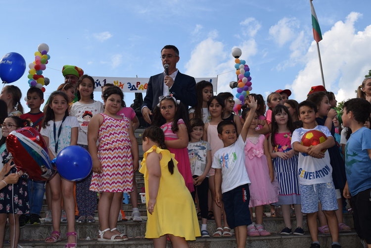 Кърджали празнува Деня на детето,кметът поздрави малчуганите
