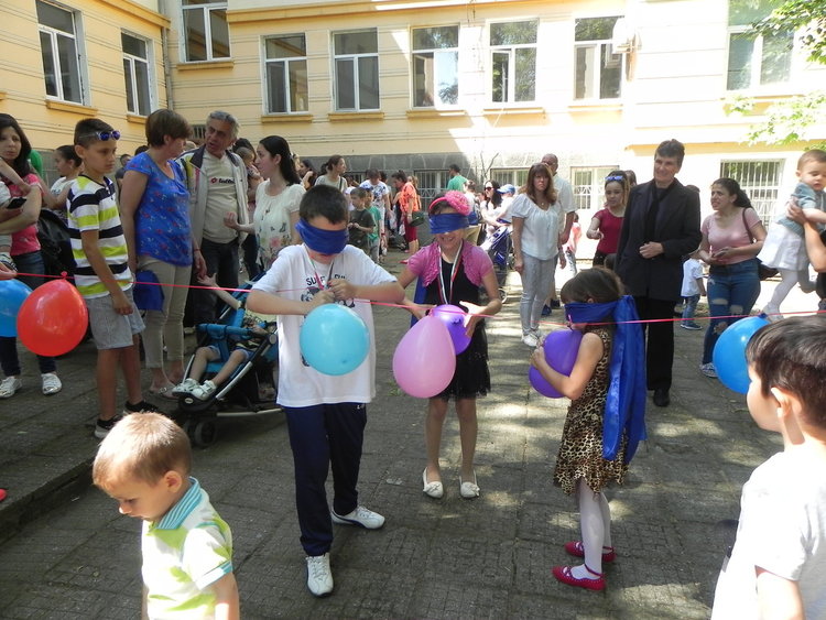 Усмивки, песни и танци на 1 юни в МБАЛ „Д-р Атанас Дафовски“в Кърджали