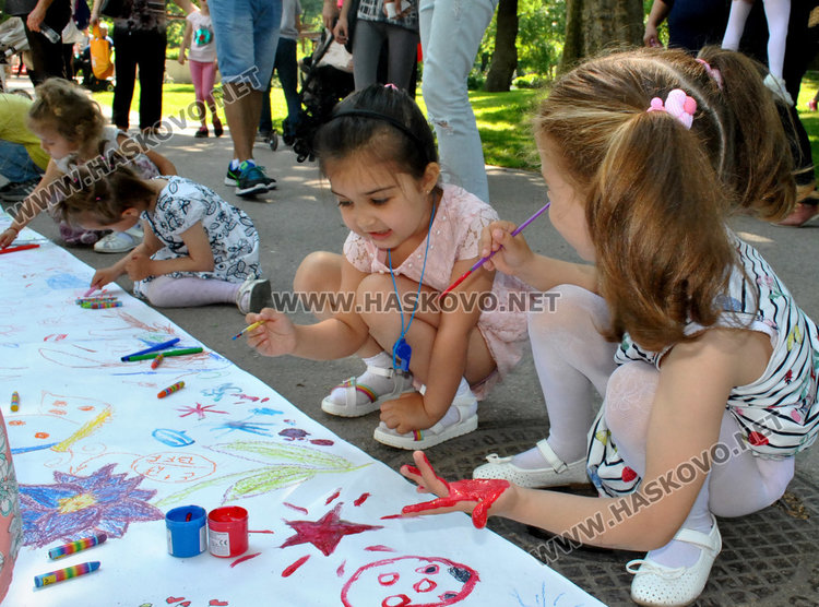 Денят на детето започна с много игри и забавления за малчуганите в Градската градина