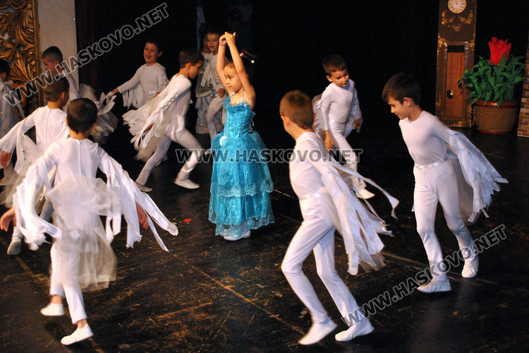 Невръстни актьори екзалтираха публиката в театъра за годишнината на „Иглика“