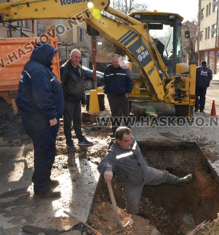 Центърът на Хасково остана без вода заради авария на бул. „Освобождение“