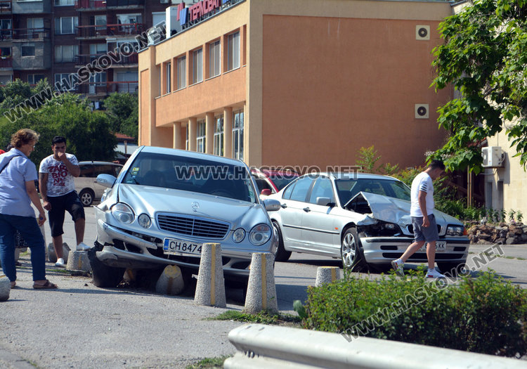 Автомеле в локалното на бул. Васил Левски, Мерцедес яхна бетонни конуси