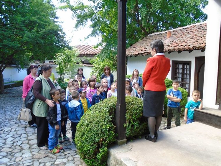 Бъдещите първокласници от Градина се учиха да пишат на пясък