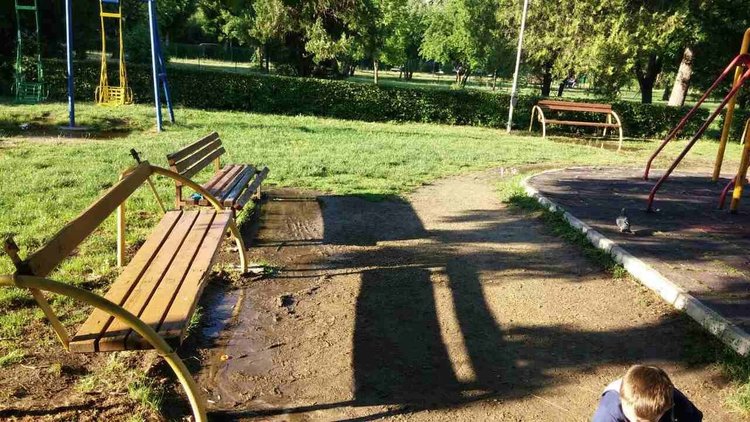 Детската площадка в парк "Вапцаров" потъна в кал, търсят причината
