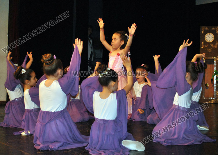 Невръстни актьори екзалтираха публиката в театъра за годишнината на „Иглика“