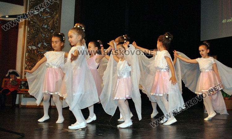 Невръстни актьори екзалтираха публиката в театъра за годишнината на „Иглика“