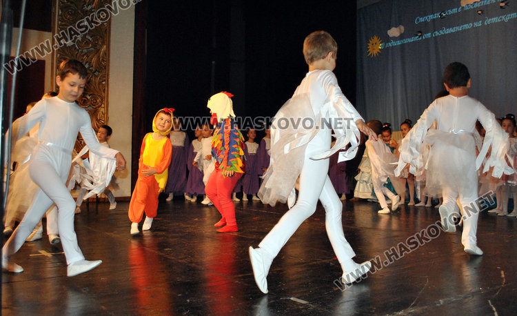 Невръстни актьори екзалтираха публиката в театъра за годишнината на „Иглика“