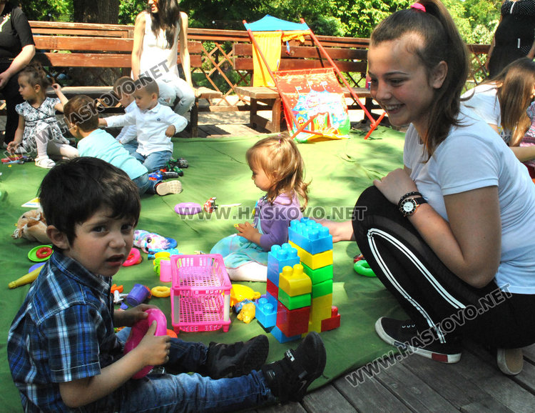 Денят на детето започна с много игри и забавления за малчуганите в Градската градина