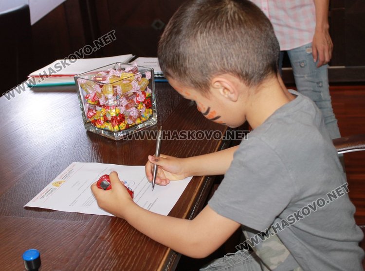 Деца превзеха кабинета на кмета Иво Димов на 1 юни