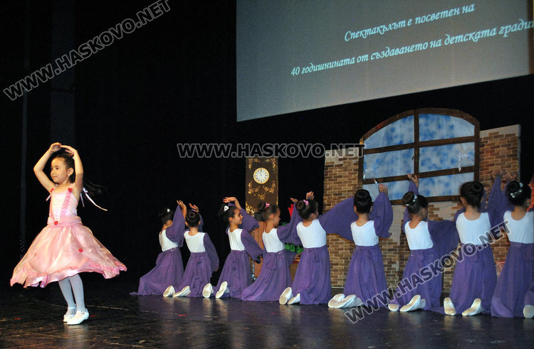 Невръстни актьори екзалтираха публиката в театъра за годишнината на „Иглика“