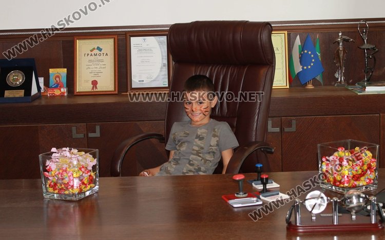 Деца превзеха кабинета на кмета Иво Димов на 1 юни