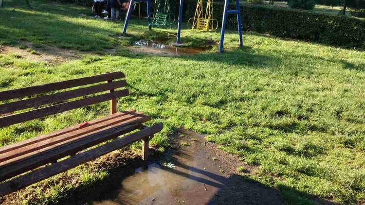 Детската площадка в парк "Вапцаров" потъна в кал, търсят причината