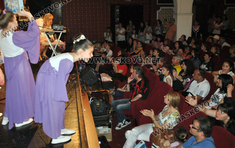 Невръстни актьори екзалтираха публиката в театъра за годишнината на „Иглика“