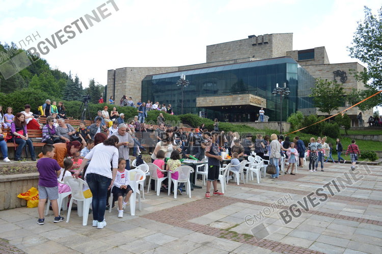 Дъждът развали първоюнския празник в Смолян