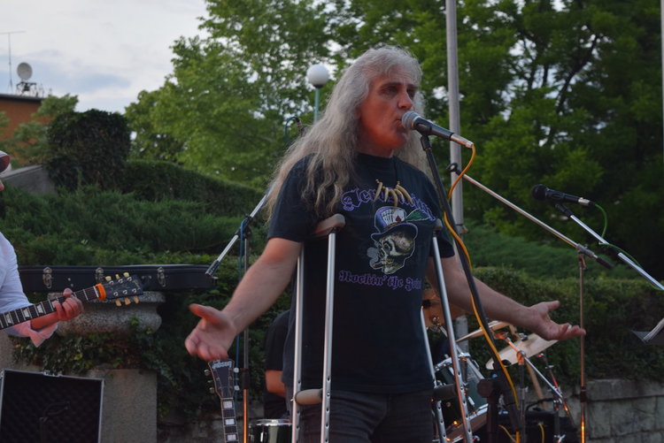 Истинският Влади,въпреки патериците