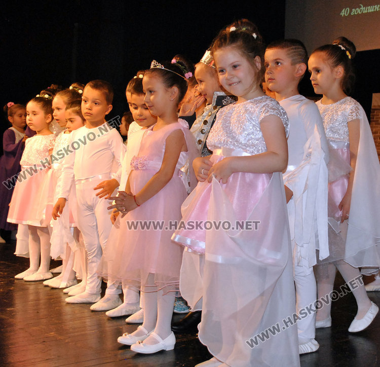 Невръстни актьори екзалтираха публиката в театъра за годишнината на „Иглика“