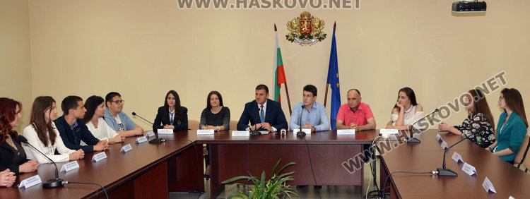 Доброволческа система и Младежки съвет към областна администрация поискаха младите