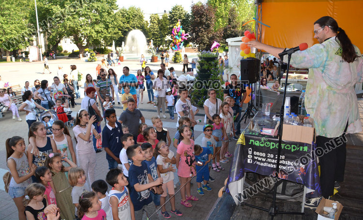 Деца видяха забавната страна на химията на площада