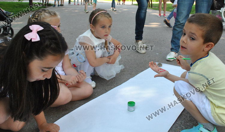 Денят на детето започна с много игри и забавления за малчуганите в Градската градина