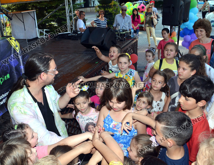 Деца видяха забавната страна на химията на площада