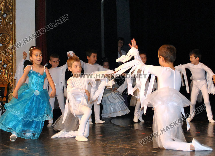 Невръстни актьори екзалтираха публиката в театъра за годишнината на „Иглика“