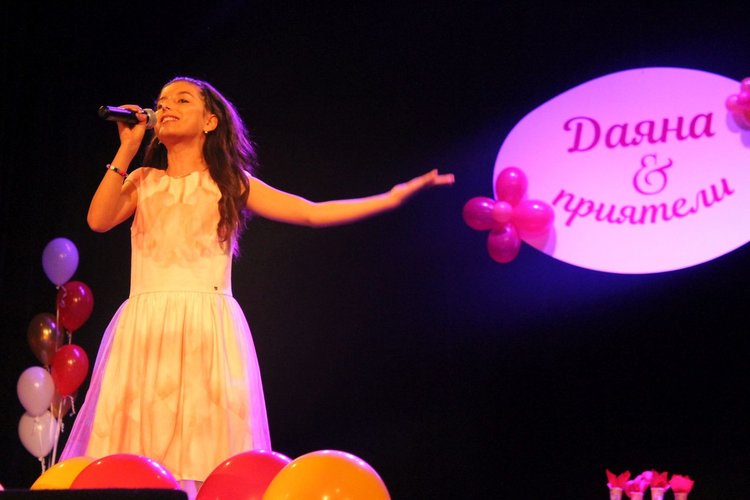 Благотворителна кауза подкрепи концерта "Даяна и приятели", който се проведе снощи в ОДТ "Ап.Карамитев" , снимки Обалстна администрация -Хасково