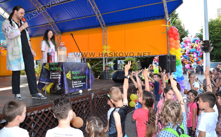 Деца видяха забавната страна на химията на площада