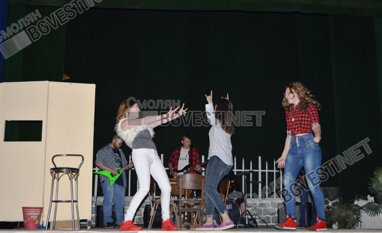 Младежки театър "Ирис" зарадва почитателите на Мелпомена с "Междучасия"