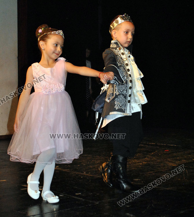 Невръстни актьори екзалтираха публиката в театъра за годишнината на „Иглика“