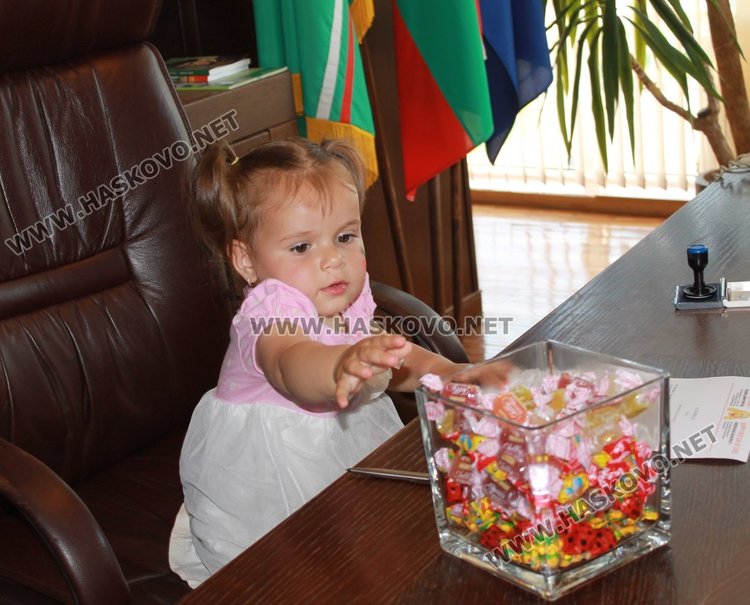 Деца превзеха кабинета на кмета Иво Димов на 1 юни