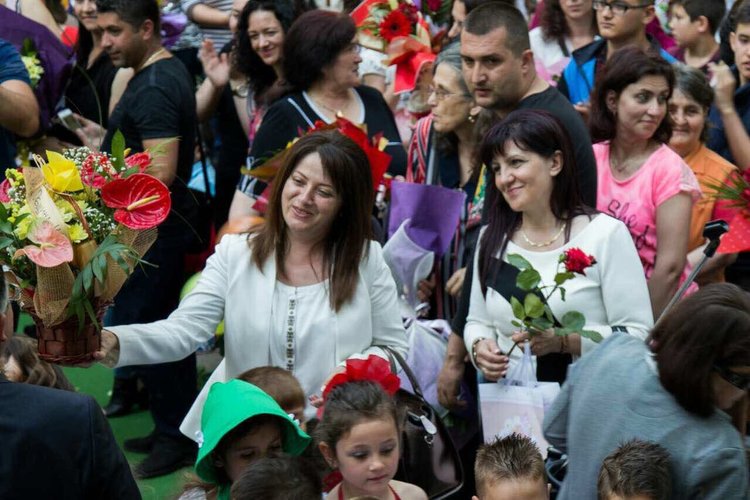 Цвета Караянчева гост на детски празник под надслов „Светлината на Европа без неонов лукс“ 