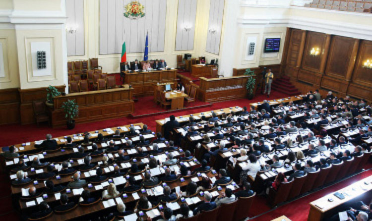Оградата на границата разищват в парламента