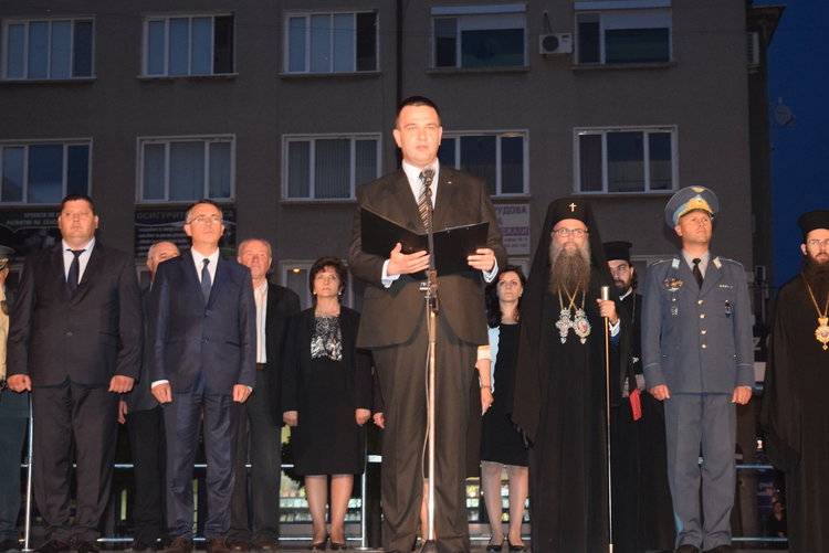 На колене!Ботев е безсмъртен!