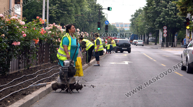 Шофьори: работници пречат на движението по Раковски, ще стане катастрофа