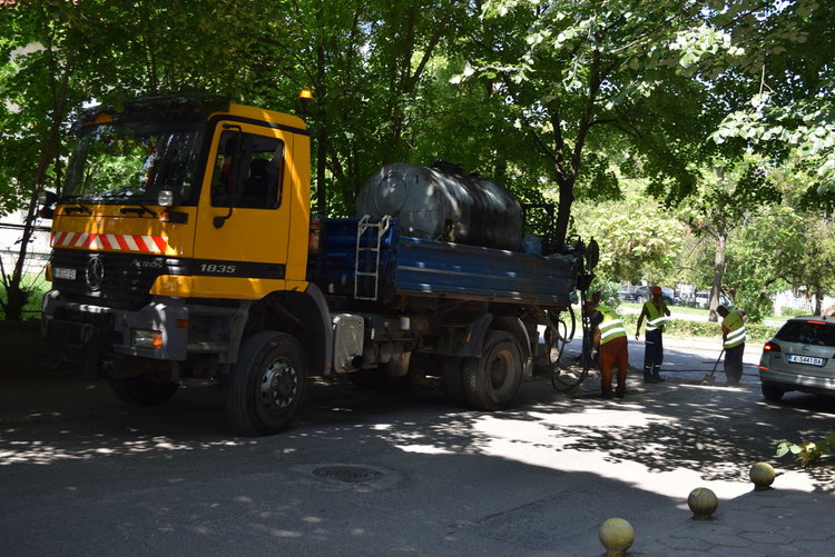 Общината с 300 бона за дупки по улиците,започна изкърпване в центъра