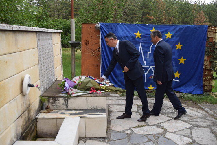 Кметът поднесе цветя