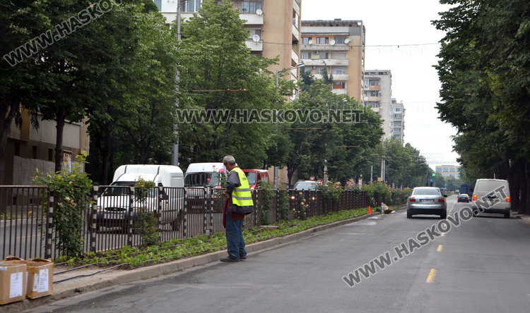 Шофьори: работници пречат на движението по Раковски, ще стане катастрофа