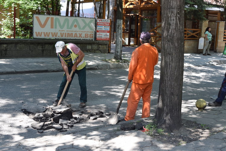Общината с 300 бона за дупки по улиците,започна изкърпване в центъра